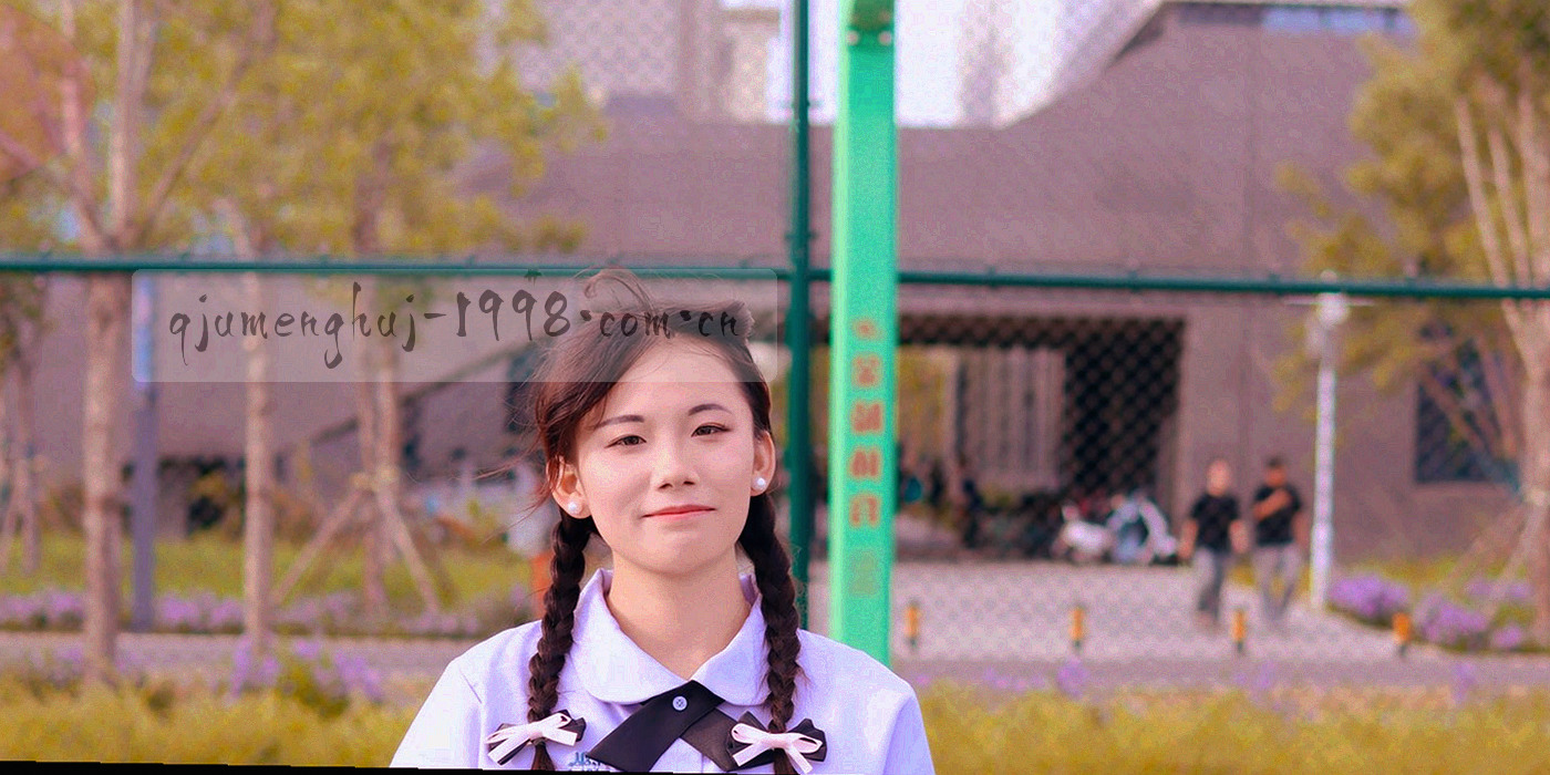 桌面上摊开的多份名单表格与彩色标签纸，俯视局部裁切